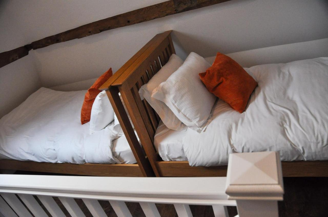 Upstairs At 33 - Self Check In Boutique Accommodation In Worcester Centre Екстериор снимка
