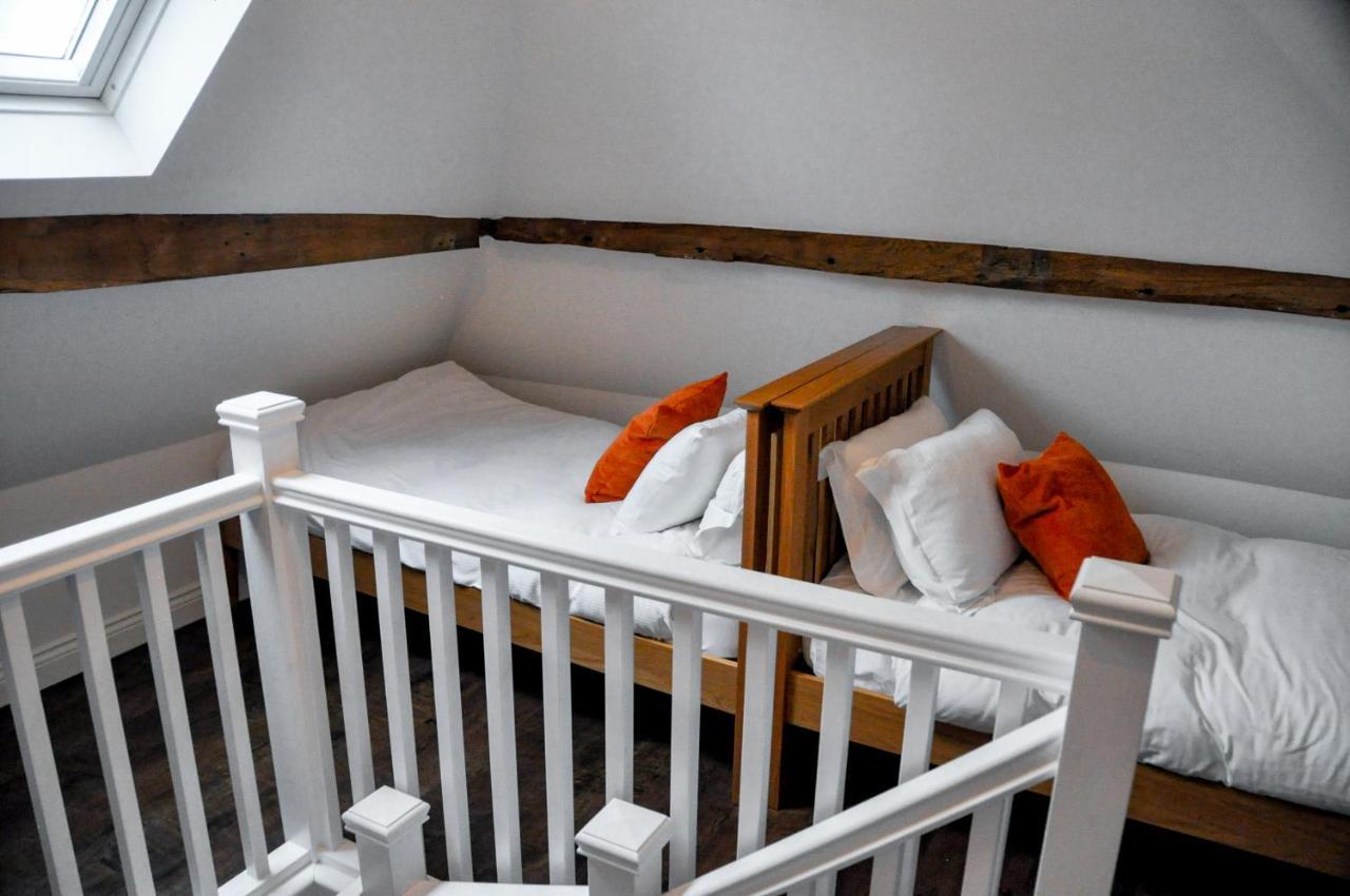 Upstairs At 33 - Self Check In Boutique Accommodation In Worcester Centre Екстериор снимка